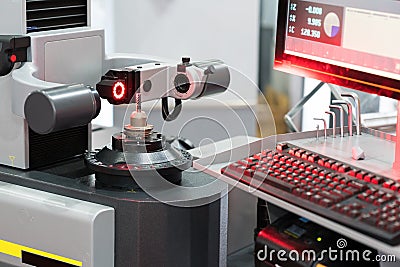 High technology tool presetting machine inspection diameter radius center and tool length by high accuracy vision microscope and Stock Photo