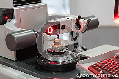 High technology tool presetting machine inspection diameter radius center and tool length by high accuracy vision microscope and Stock Photo