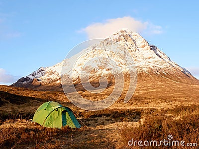 Higland in Scotland. Marvelous day at frozen river Coupall at delta to river Etive. Snowy cone of mountain Stock Photo