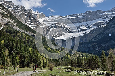 Hikers walking to the cirque of Gavarnie Stock Photo