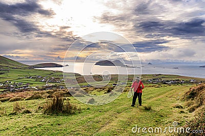 Hiking on the Dingle peninsula over Dunquin Stock Photo