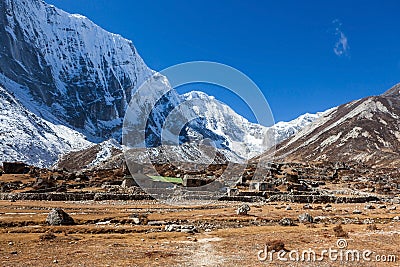 Himalayan lodges on the way to Tashi Lapcha pass. Stock Photo