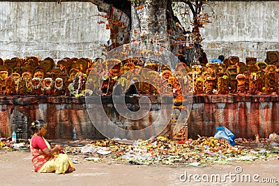 Hindu idols under a tree at Kachabeswarar Temple. Kanchipuram, India Editorial Stock Photo