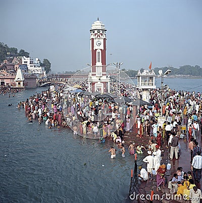 Hindu pilgrims, River Ganges, Haridwar, India Stock Photo