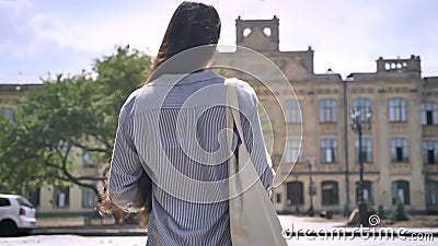 Hintere Ansicht des Studenten mit dem langen Haar oben gehend zur Universität, bereiten vor, um zu studieren stock video Hintere Ansicht des Studenten mit dem langen Haar oben gehend zur Universität, bereiten vor, um zu studieren stock video