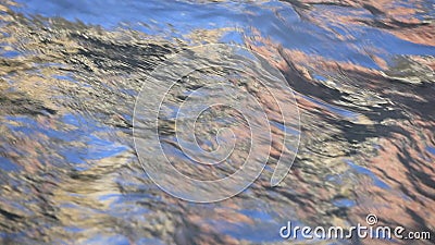 Hintergrund von bunten und schillernden Reflexionen auf der Oberfläche des fließenden Wassers stock video footage Hintergrund von bunten und schillernden Reflexionen auf der Oberfläche des fließenden Wassers stock video footage