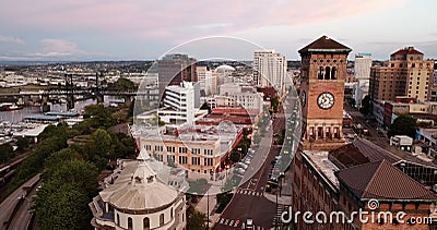 Historisk arkitektur för flyg- sikt av i stadens centrum Tacoma och Thea Foss Waterway stock video Historisk arkitektur för flyg- sikt av i stadens centrum Tacoma och Thea Foss Waterway stock video