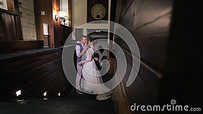 Hochzeitstanzbrautbräutigam am wichtigen Tag im Haus zuhause stock video Hochzeitstanzbrautbräutigam am wichtigen Tag im Haus zuhause stock video