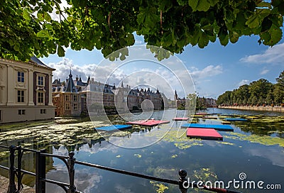 The Hofvijver court pond in front of the buildings of the Dutch parliament, The Hague, Netherlands Stock Photo