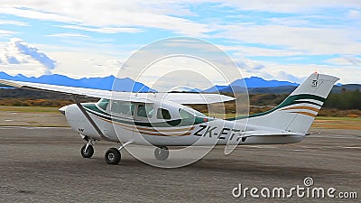 HOKITIKA NOUVELLE-ZÉLANDE - SEPTEMBRE 3,2015 : taxi plat de déplacement de Cessna 206 d'aile de région sauvage à la piste dans l' banque de vidéos HOKITIKA NOUVELLE-ZÉLANDE - SEPTEMBRE 3,2015 : taxi plat de déplacement de Cessna 206 d'aile de région sauvage à la piste dans l' banque de vidéos