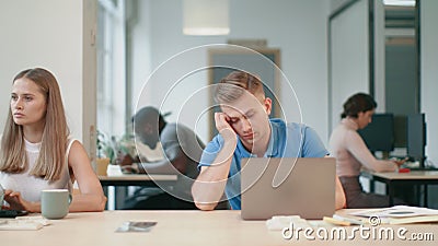 Hombre cansado que duerme con el cuaderno en la oficina coworking Hombre de negocios agotado almacen de video Hombre cansado que duerme con el cuaderno en la oficina coworking Hombre de negocios agotado almacen de video
