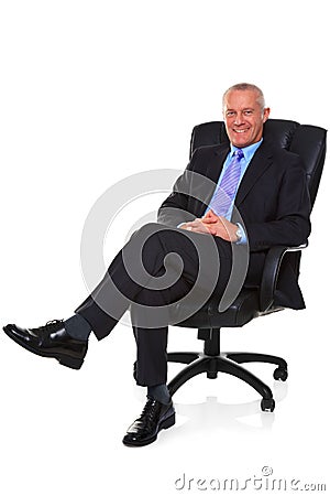 hombre-de-negocios-sentado-en-una-silla-de-cuero-21968269.jpg