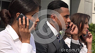 Hombres de negocios que hablan en los teléfonos celulares almacen de video Hombres de negocios que hablan en los teléfonos celulares almacen de video