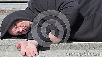 Homem do viciado em drogas que dorme com a seringa perto da mão Homem do viciado em drogas que dorme com a seringa perto da mão