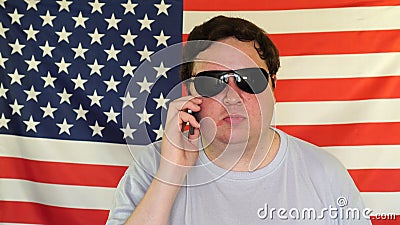 Appearance maze Bless Homem Gordo Novo Nos óculos De Sol Que Fala No Telefone No Fundo De Uma  Bandeira Dos EUA Video Estoque - Vídeo de gordo, estados: 146090899