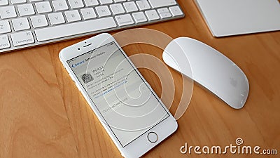 Homem que actualiza e que transfere o ios novo do iphone video estoque Homem que actualiza e que transfere o ios novo do iphone video estoque