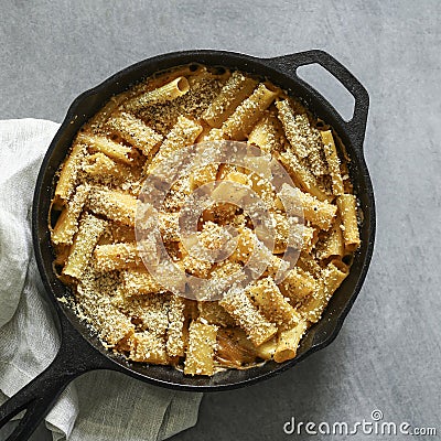 Homemade baked vegan Mac n Cheese Stock Photo