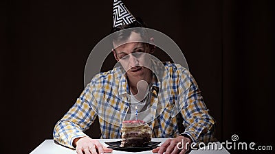 Homme Bouleverse Dans Le Chapeau D Anniversaire Regarde Le Gateau Et Souffle La Bougie Banque De Videos Video Du Chapeau Brulure Homme Bouleverse Dans Le Chapeau D Anniversaire Regarde Le Gateau Et Souffle La Bougie Banque De Videos Video Du Chapeau Brulure