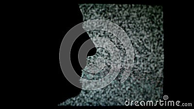 Homme criant à la TV Silhouette de mâle non rasé devant le fond statique de bruit de TV banque de vidéos Homme criant à la TV Silhouette de mâle non rasé devant le fond statique de bruit de TV banque de vidéos