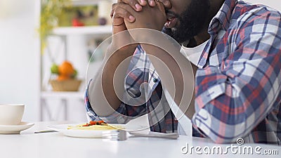 Homme d'afro-américain priant avant la consommation, demandant à un dieu de bénir la nourriture, foi banque de vidéos Homme d'afro-américain priant avant la consommation, demandant à un dieu de bénir la nourriture, foi banque de vidéos