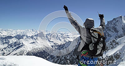 Homme d'alpiniste de grimpeur atteignant le dessus neigeux de bâti avec la hache de glace dans le jour ensoleillé Activité de ski banque de vidéos Homme d'alpiniste de grimpeur atteignant le dessus neigeux de bâti avec la hache de glace dans le jour ensoleillé Activité de ski banque de vidéos