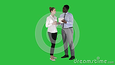 Hommes d'affaires modernes travaillant à un comprimé sur un écran vert, clé de chroma clips vidéos Hommes d'affaires modernes travaillant à un comprimé sur un écran vert, clé de chroma clips vidéos