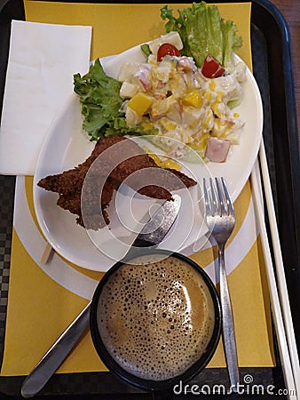 hongkong food style vegetable salad fried chicken wings and drinks kafe in hongkong restaurants Stock Photo