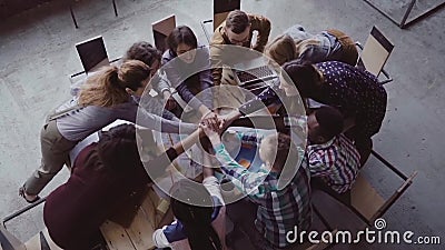 Hoogste mening van commercieel team die op kantoor werken De jonge gemengde rasgroep mensen brengt palm op centrum samen Langzame stock footage Hoogste mening van commercieel team die op kantoor werken De jonge gemengde rasgroep mensen brengt palm op centrum samen Langzame stock footage