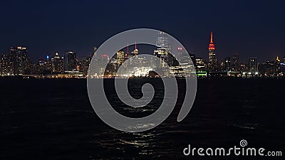 Horizon de New York City la nuit Les lumières de ville réfléchit sur l'eau banque de vidéos Horizon de New York City la nuit Les lumières de ville réfléchit sur l'eau banque de vidéos
