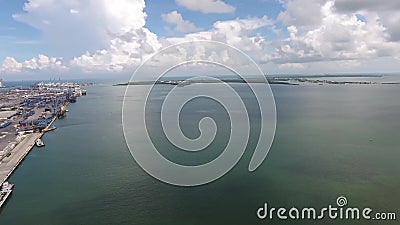 Horizonte infinito na antena do centro urbana da arquitetura da cidade 4k da skyline de Miami Florida do distrito do seascape azu video estoque Horizonte infinito na antena do centro urbana da arquitetura da cidade 4k da skyline de Miami Florida do distrito do seascape azu video estoque