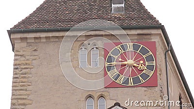 Horloge sur la façade de bâtiment clips vidéos Horloge sur la façade de bâtiment clips vidéos