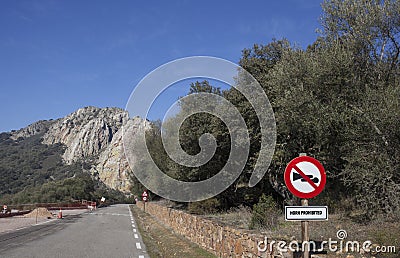 Horn prohibited sign next to Salto del Gitano rockface, especial protected nesting site Stock Photo