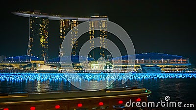 Hotel Marina Bay Sands De golf verfraaide vóór de viering van het nieuwe jaar bij nacht Hotel Marina Bay Sands De golf verfraaide vóór de viering van het nieuwe jaar bij nacht
