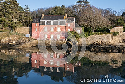 House in the Ile-aux-Moines. Morbihan Gulf with reflections in t Stock Photo