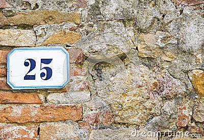 A house number twentyfive (25) on a wall in Pienza, Tuscany Stock Photo