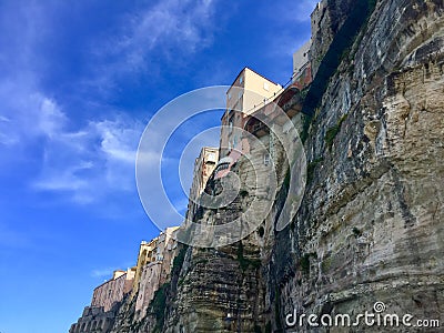 Houses built on the sheer cliffs of the city of Tropea in Italy Stock Photo