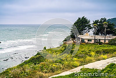 Houses in Moss Beach, on the Pacific Ocean shoreline Stock Photo