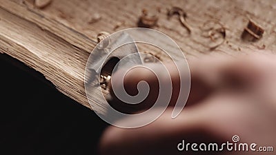 Houtsnijder verwerkt de eikenhouten plank met een mes. ambachtsman maakt een theedienblad. handgereedschap voor timmerwerk. vakman stock footage Houtsnijder verwerkt de eikenhouten plank met een mes. ambachtsman maakt een theedienblad. handgereedschap voor timmerwerk. vakman stock footage