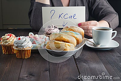 How much calories in sweet donuts, woman hold note with question Stock Photo