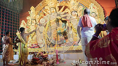 Howrah, West Bengal, India - 5th October, 2022 : Divine Shahkh naad, Hindu devotee woman blowing conch shell while Purohits Editorial Stock Photo