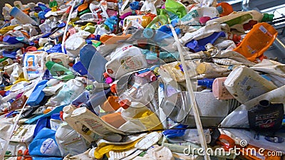 Huisdierenfles klaar voor het recycling van in een huisvuil sorterend centrum Dolly schot stock video Huisdierenfles klaar voor het recycling van in een huisvuil sorterend centrum Dolly schot stock video