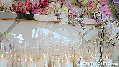 Huwelijksdecoratie, decor van de huwelijksceremonie, bloemen in de huwelijksdecoratie stock videobeelden Huwelijksdecoratie, decor van de huwelijksceremonie, bloemen in de huwelijksdecoratie stock videobeelden