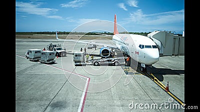 Hyperlapse laps de temps de chargement et de déchargement d'un avion de tourisme avec les rouleaux et les camions de réservoir et clips vidéos Hyperlapse laps de temps de chargement et de déchargement d'un avion de tourisme avec les rouleaux et les camions de réservoir et clips vidéos
