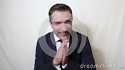 Hübscher junger Geschäftsmann drückt aktiv die klatschende und lautes lachende Freude aus stock video Hübscher junger Geschäftsmann drückt aktiv die klatschende und lautes lachende Freude aus stock video