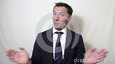 Hübscher junger Mann sarkastisch lächelt und klatscht seine Hände stock video footage Hübscher junger Mann sarkastisch lächelt und klatscht seine Hände stock video footage