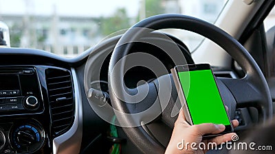 Händer av kvinnan som använder genom att använda smartphonen med den gröna skärmbildskärmen på inre av SUV bilen för mobil applik stock video Händer av kvinnan som använder genom att använda smartphonen med den gröna skärmbildskärmen på inre av SUV bilen för mobil applik stock video
