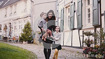 Hübsche Frau geht zusammen mit zwei Kindern Langsame Bewegung Europäische Familie Mutter-, Jungen- und Mädchengriffhände zusammen stock footage Hübsche Frau geht zusammen mit zwei Kindern Langsame Bewegung Europäische Familie Mutter-, Jungen- und Mädchengriffhände zusammen stock footage