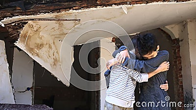I bambini del rifugiato stanno sedendo vicino ad una casa rovinata Guerra, terremoto, fuoco, bombardante stock footage I bambini del rifugiato stanno sedendo vicino ad una casa rovinata Guerra, terremoto, fuoco, bombardante stock footage