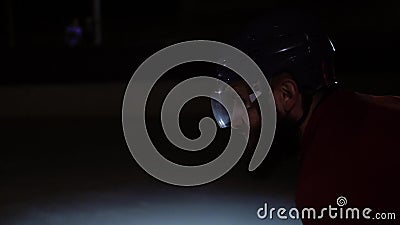 I giocatori di hockey professionali giocano gli spari Il giocatore che prende alla pena un portiere dell'hockey Primo piano stock footage I giocatori di hockey professionali giocano gli spari Il giocatore che prende alla pena un portiere dell'hockey Primo piano stock footage