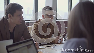 I giovani e la corsa mista di prospettiva team discutendo il nuovo progetto Gruppo di persone creativo che lavorano all'idea star video d archivio I giovani e la corsa mista di prospettiva team discutendo il nuovo progetto Gruppo di persone creativo che lavorano all'idea star video d archivio